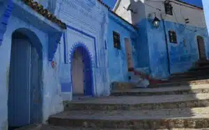 Foto de calle con mejora del alumbrado en Chefchaouen, Marruecos