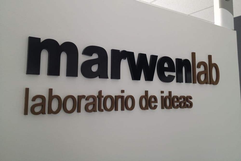 Imagen visual de I+D+i, se muestra el cartel de MarwenLab laboratorio de ideas
