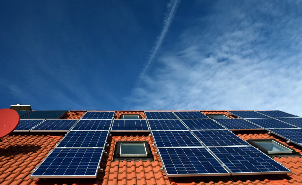 Foto de una instalacion de paneles solares en el techo de una vivienda